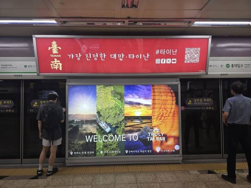 台南市政府在首爾、大邱兩座大城地鐵站，推出形象燈箱廣告，主打「四季臺南．時光之旅」，展現台南府城在四季、日夜流轉間魅力。（台南市政府提供）