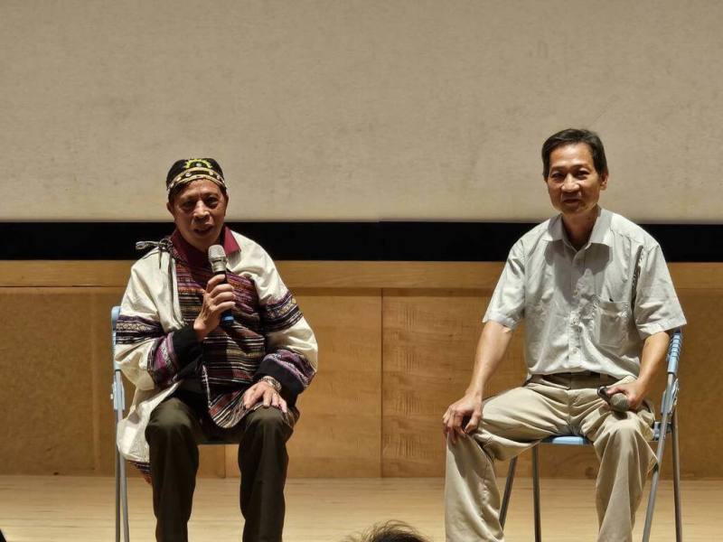 雪霸國家公園管理處1日舉辦33週年系列慶祝活動，首映紀錄片「日出雪見」，導演陳進發（右）與影片主角泰雅族耆老、雪霸資深保育巡查員鍾安良（左）於映後分享拍攝心路歷程。（雪霸國家公園管理處提供）