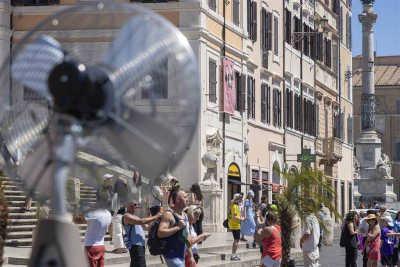 熱浪襲歐洲，6月30日義大利羅馬戶外溫度顯示攝氏42度，街頭擺放大型電風扇。（安納杜魯新聞社）