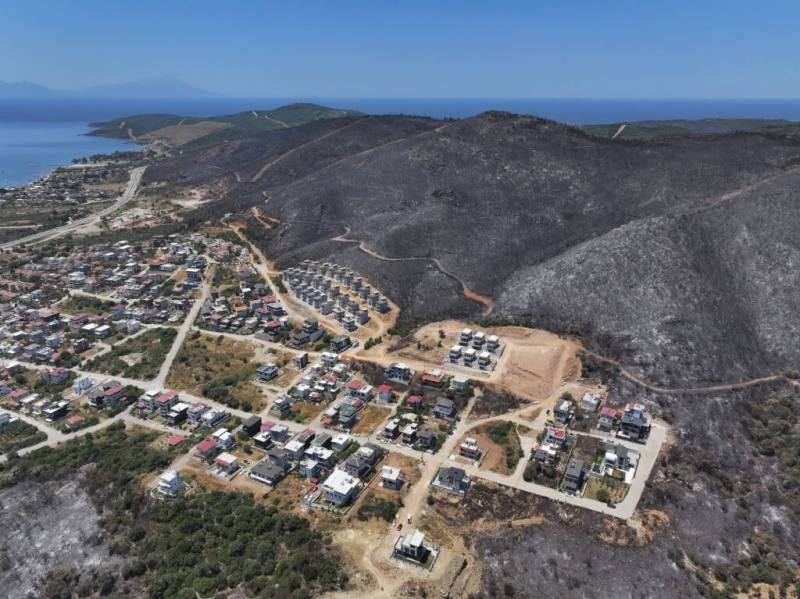 1日空拍圖顯示，土耳其伊茲米爾市大片森林區域被野火燒毀。（安納杜魯新聞社）