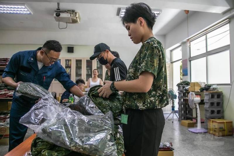 新生領取制式服裝與裝備。（國防大學提供）