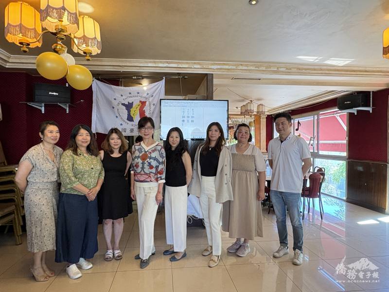 駐法代表處大使郝培芝(左4)與法國臺灣商會新任會長邱婉惠與理監事合影