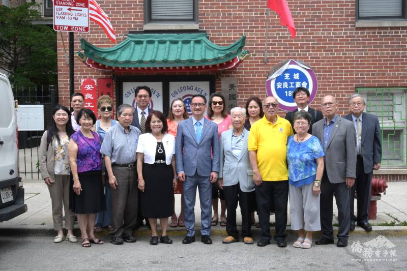 僑務委員會副委員長阮昭雄 (前排左五) 於芝加哥安良工商會留影