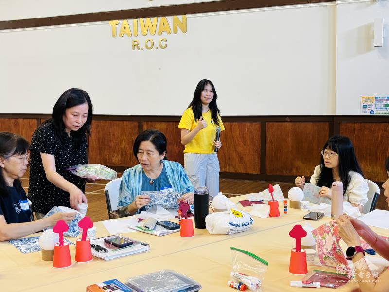 FASCA學員Samantha(拿麥克風者)分享文化手作