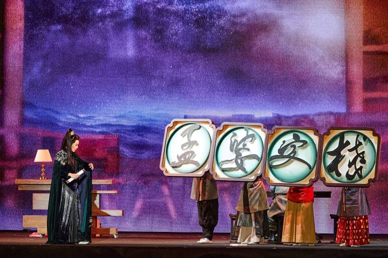 唐美雲歌仔戲團打造的星光版《孟婆客棧：世紀婚禮》，去年在庄頭劇場嘉義市站演出大受歡迎，今年將航向澎湖，再度回歸戶外舞台。（唐美雲歌仔戲團提供）