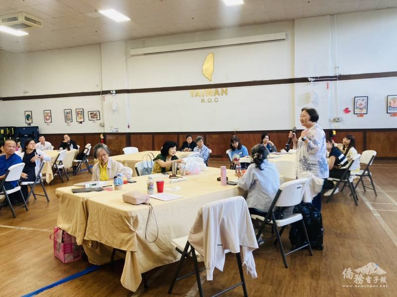 教師們互相分享經驗