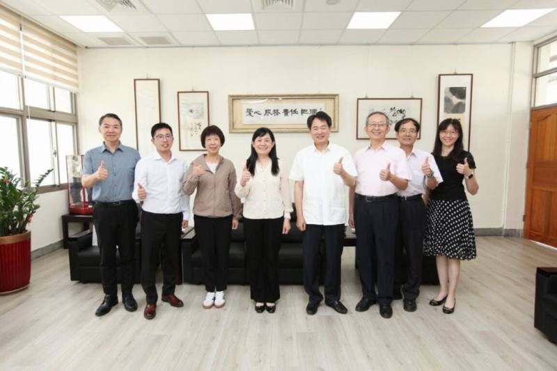 國防部政治作戰局2日與內政部替代役暨社會韌性訓練執行中心展開交流，政戰局長陳育琳（左4）、替訓中心執行長沈哲芳（右4）等人出席合影。（替訓中心提供）