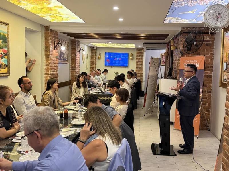 駐土耳其代表處1日晚間在安卡拉舉行「台土好友相見歡─2025友台校友會」年度餐會，國立政治大學外交系主任吳崇涵（右）向與會土耳其賓客簡報台海兩岸最新情勢。（駐土耳其代表處提供）