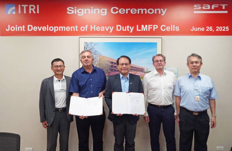 工研院與法國Saft公司簽署合作協議，共同推動磷酸錳鐵鋰（LMFP）電池的技術驗證與商品化，圖左3為工研院材料與化工研究所所長邱國展。（工研院提供）