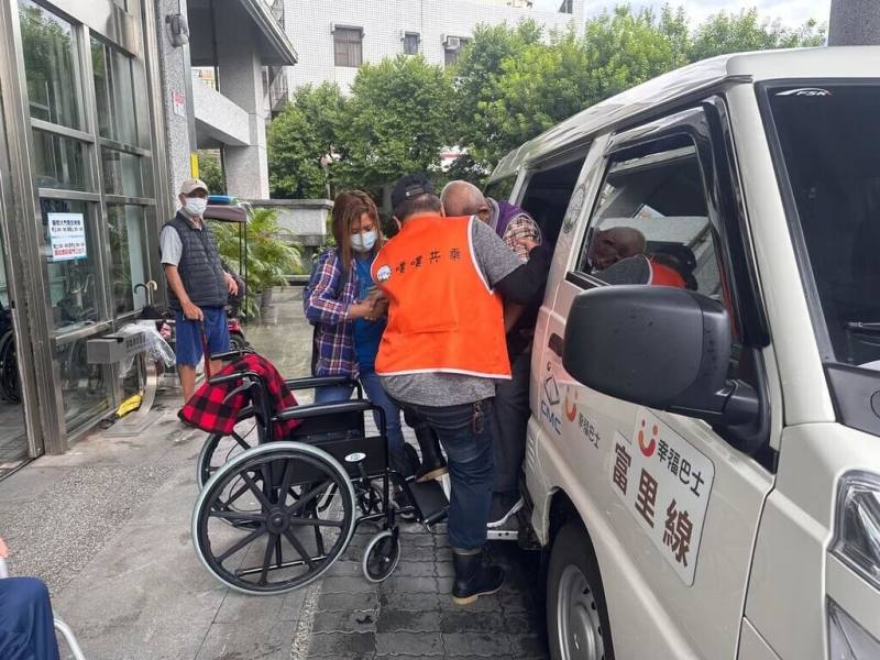 花蓮富里鄉公所推動「幸福巴士」，串連鄉內13個村落，還將服務觸角延伸至周邊的玉里、卓溪、台東池上，讓偏鄉交通不再是生活阻礙。（富里鄉公所提供）