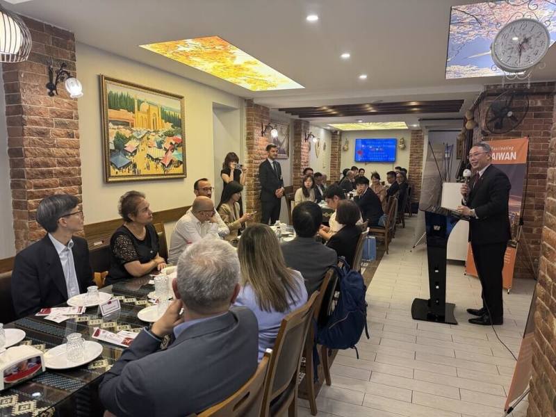 駐土耳其代表黃志揚（右）1日晚間在安卡拉主持「台土好友相見歡─2025友台校友會」年度餐會，黃志揚向與會賓客說明聯大第2758號決議的正確意涵。（駐土耳其代表處提供）