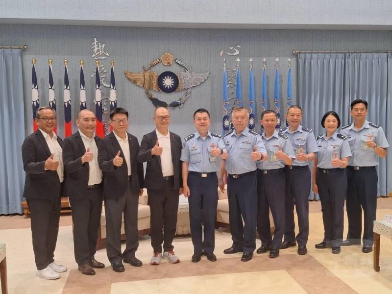 陳董事長率敬軍團前往空軍司令部敬軍慰問。（軍友社提供）