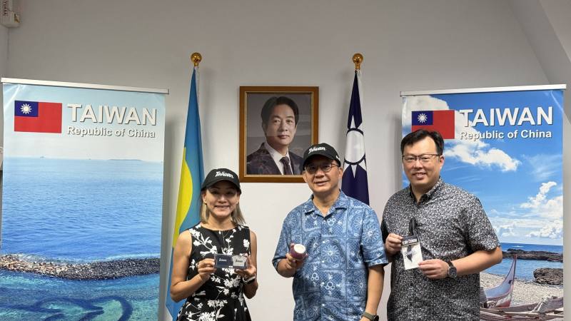 張廖萬堅次長(中)與鄭世忠署長(右)致贈中華職棒蔡其昌會長準備的紀念品予我國駐帛琉大使館黎倩儀大使(左)