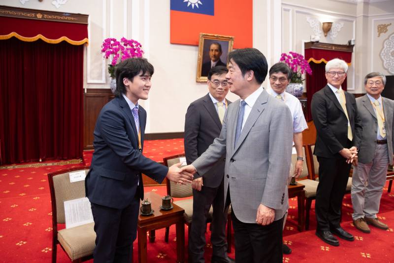 賴清德總統2日下午接見「我國參加2025年各國國際科學展覽會代表團」