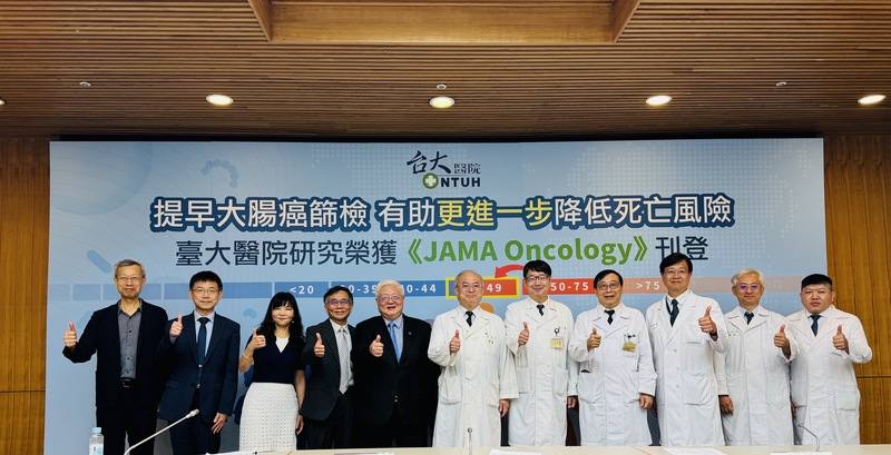 大腸癌出現年輕化趨勢，台大團隊3日舉行記者會發表最新研究證實，篩檢年齡從50歲提前到40歲，可顯著降低發生率21至25%，死亡風險下降34至39%。台大醫院院長吳明賢（右6）、國民健康署署長吳昭軍（左5）等人出席與會