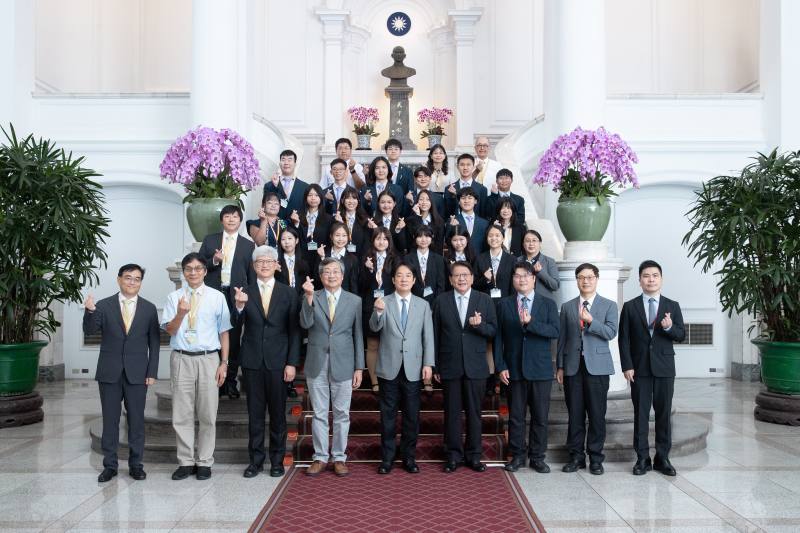 總統與「我國參加2025年各國國際科學展覽會代表團」合影