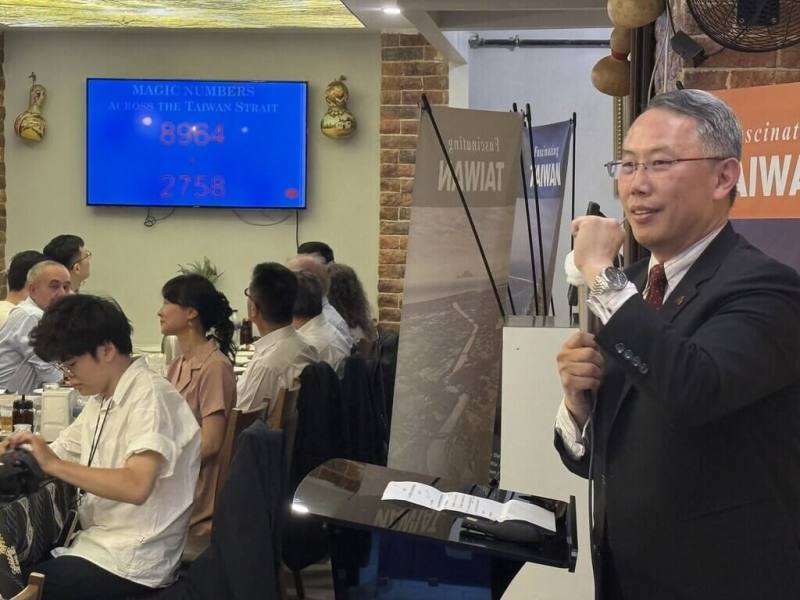 駐土耳其代表黃志揚（右）1日晚間在安卡拉主持「台土好友相見歡─2025友台校友會」年度餐會，黃志揚籲請與會土耳其賓客持續以具體行動支持台土關係再升級。（駐土耳其代表處提供）