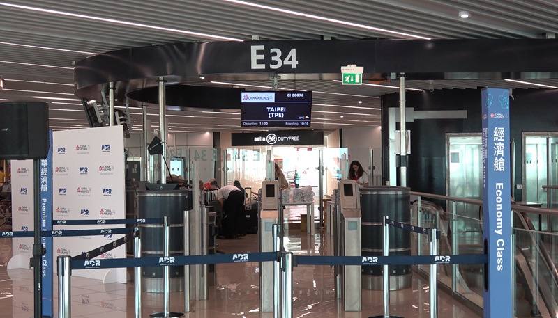 華航「台北－羅馬」航線2日歡慶30週年，圖為華航在羅馬機場的登機門，電子告示牌上寫著目的地是台北