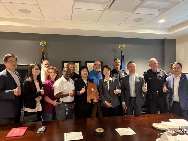 內政部警政署3日表示，為加強國際警政交流，增加台灣能見度，警政署副署長廖美鈴（前左5）於美國時間1日下午率員拜會美國國土安全局，就台美治安現況與經驗進行交流。（警政署提供）