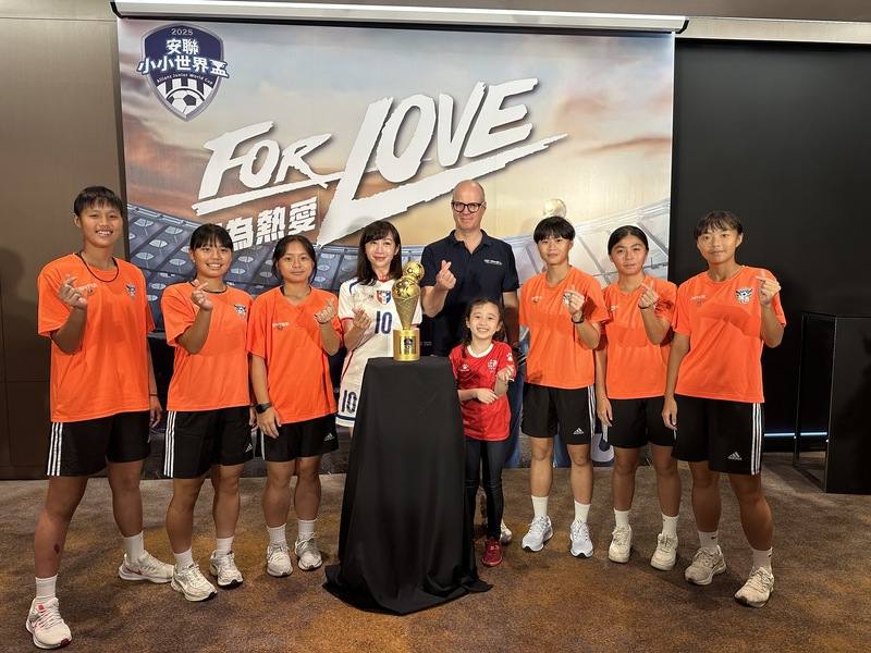 夏季足球活動「安聯小小世界盃」2日在台北舉辦賽事記者會，醒吾高中女足隊球員應邀出席，其中曾參加安聯小小世界盃的陳柔羽（右2）即將畢業，盼挑戰美國女子足壇一圓旅外夢