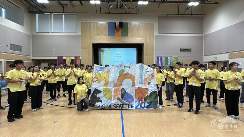 六個小組分別自創隊旗，最終集結成一面展現創意與團結精神的美西北區FASCA隊旗