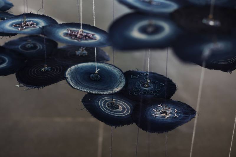 國家工藝獎一等獎得主楊偉林的作品《洄遊》，深入揭示藝術家如何從自然環境中汲取靈感與觸感，透過染織藝術，優雅描繪島嶼生活與自然環境之間微妙而動人的連結。