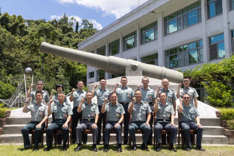 國防部副部長鍾上將視導軍備局202廠，與官兵代表合影