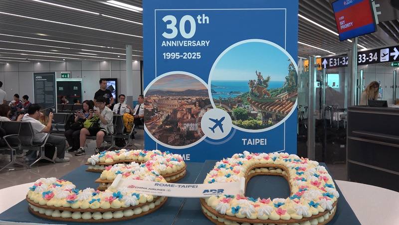 華航「台北－羅馬」航線歡慶30週年，羅馬機場公司（ADR）與華航2日在登機門前舉行盛大慶祝儀式