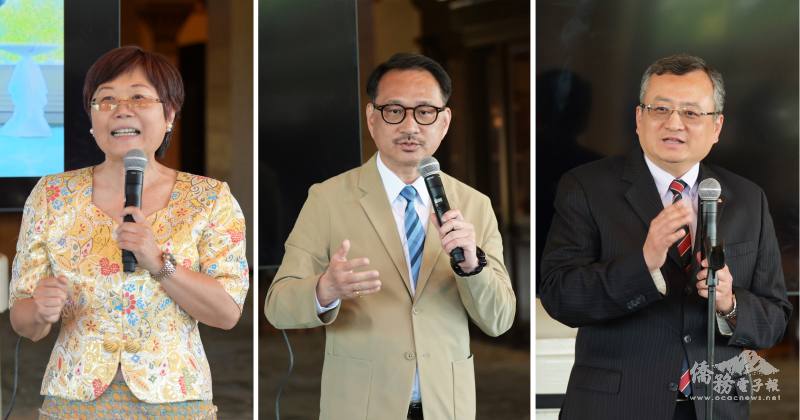 僑委會副委員長阮昭雄 (中) 駐芝加哥辦事處處長類延峰 (右) 芝加哥臺美商會會長蘇琪雯 (左) 致詞