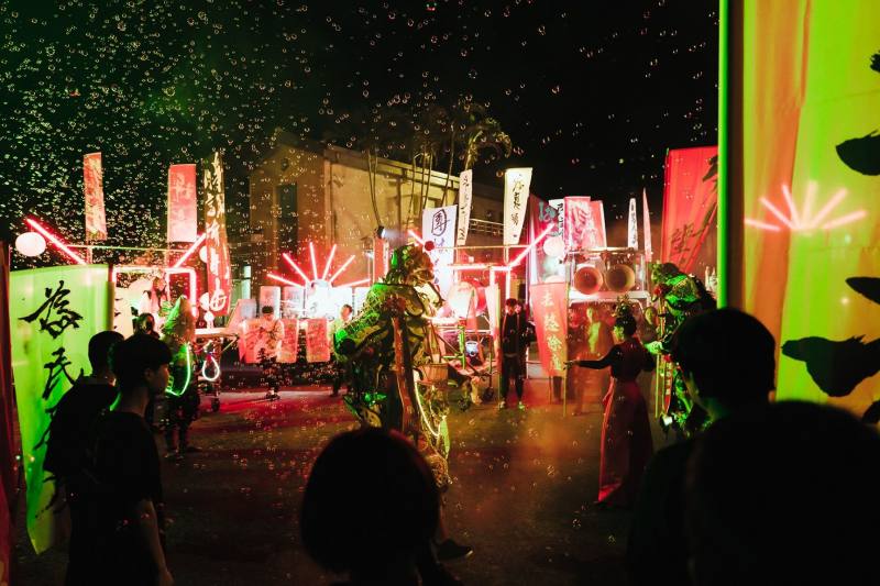 三金音樂人柯智豪以豐富且細緻的聲音設計，將臺灣日常生活中多樣且真實的聲音，交織成一幕幕動人的聲音劇場。