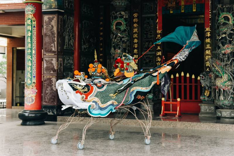 藝術家李育昇的《臺灣特有種》神獸裝置，巧妙地融合視覺與聲音藝術，營造出充滿神秘與靈性的臺灣信仰場域。