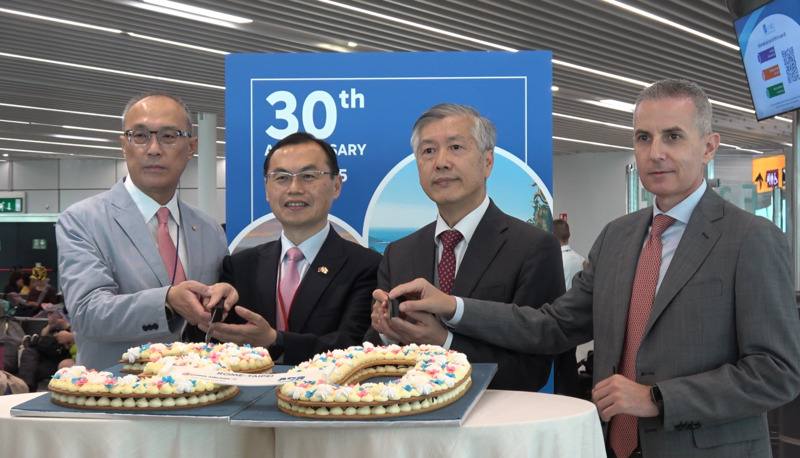 駐教廷大使賀忠義（左2）、華航駐義大利分公司總經理董希文（左1）、羅馬機場航空業務發展主管斯克里博尼（右1）、駐義代表處副代表黃瑞龍（右2）2日出席華航羅馬航線30週年慶祝儀式