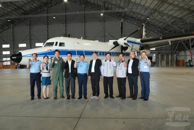 陳董事長感謝空軍24小時堅守崗位。（軍友社提供）