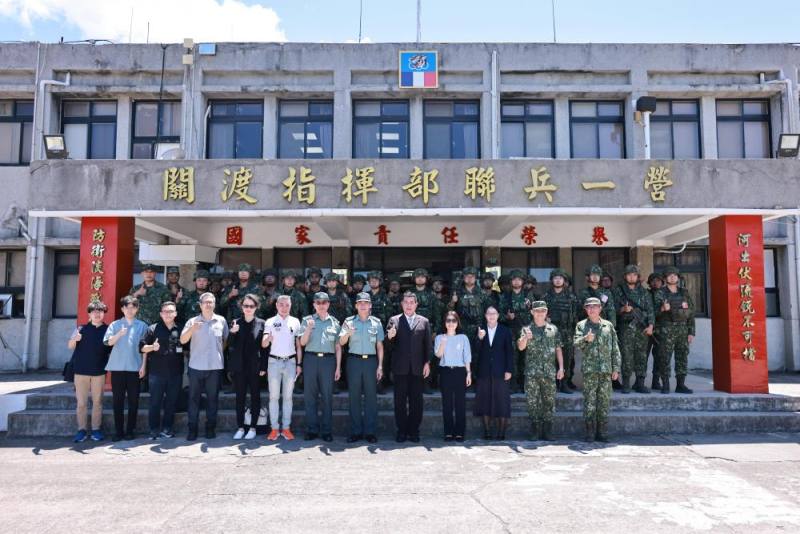 立院外交及國防委員會黃召委一行考察關指部，與官兵合影。（青年日報提供）