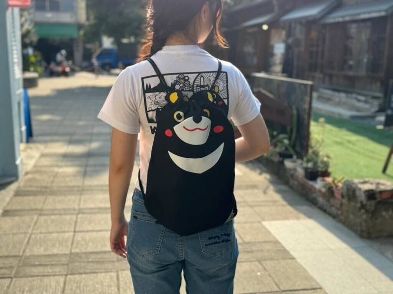 台灣高鐵推出「Cool夏玩北高」主題，期間入住高雄指定飯店還可獲得「高雄熊．二用束口袋」。（高雄市政府觀光局提供）