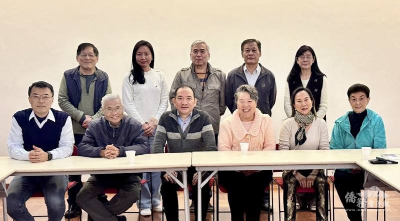 聖保羅文教中心主任尤正才（前排左三）、理事長斯碧瑤（前排右三）和理監事們合照