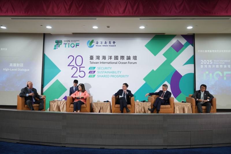 2025臺灣海洋國際論壇「高層對話」由美國《華盛頓時報》總裁 Thomas P. McDevitt 主(左1)持，與談人包括海洋委員會主任委員管碧玲(左2)、國家安全會議副秘書長林飛帆（中間）、英國前國防大臣現任國會議員 Gavin Williamson（右2）、日本立憲民主黨眾議員青山大人(右1)