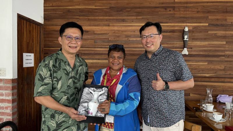 張廖萬堅次長(左)與鄭世忠署長(右)致贈藍鵲天燈瓶予帛琉奧會秘書長Baklai女士(中)，恭賀其當選大洋洲國家奧會聯合會主席