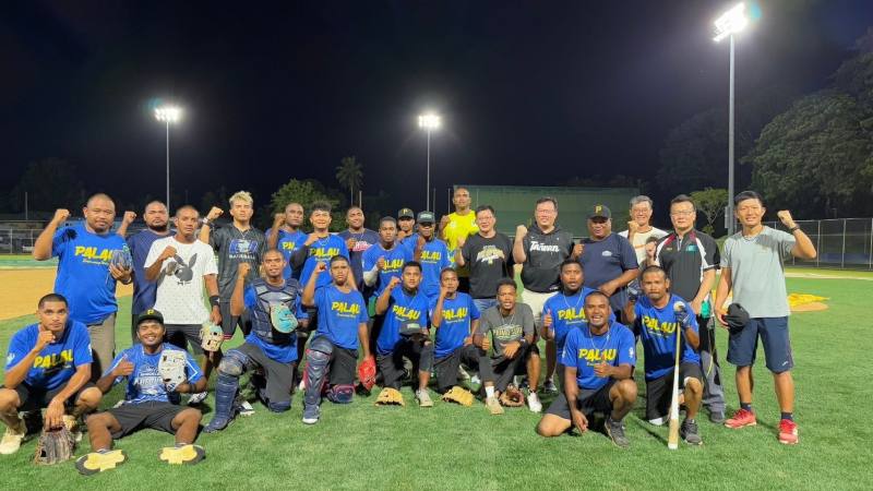 教育部張廖萬堅次長(後排右5)、體育署鄭世忠署長(後排右4)與本次赴帛協訓的林琨瀚教練(右3)和帛琉棒球隊於賽前熱身合影