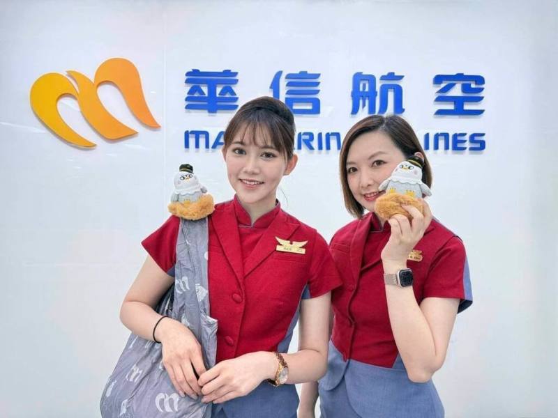 華信航空以品牌吉祥物「海東青」為創意靈感，2日正式推出全新海東青寶寶吊飾環保袋，兼具潮流、環保與實用3大特色。（華信航空提供）