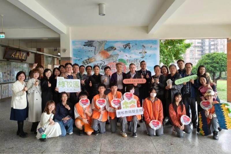 黑松教育基金會長期推動環境教育，並輔導夥伴學校取得「台美生態學校認證」，桃園市會稽國中是桃園首間獲得生態學校認證的國中。（黑松教育基金會提供）
