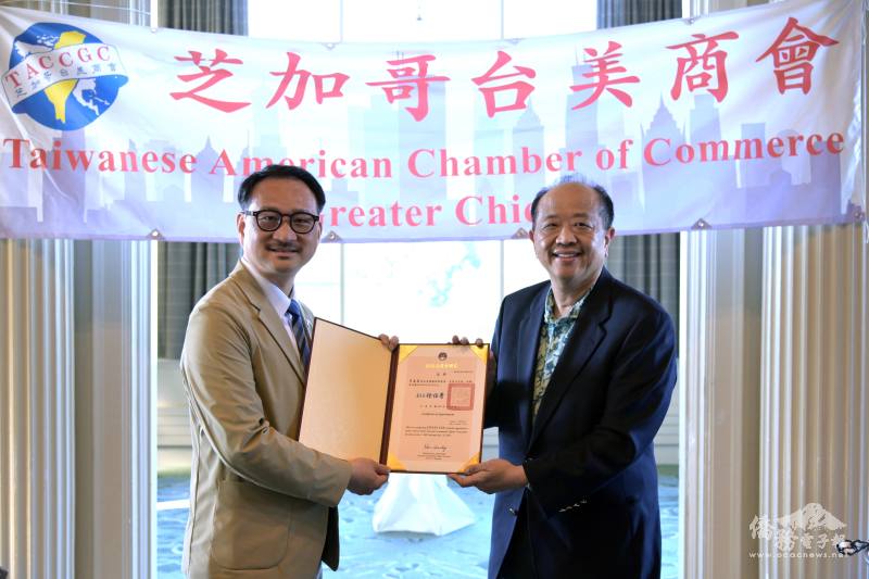 阮昭雄 (左) 頒發僑務諮詢委員聘書予李嘉展