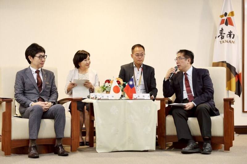 日本秋田市長沼谷純（左）率團訪台，2日前往拜會台南市長黃偉哲（右），雙方一同討論未來交流合作面向。（台南市政府提供）