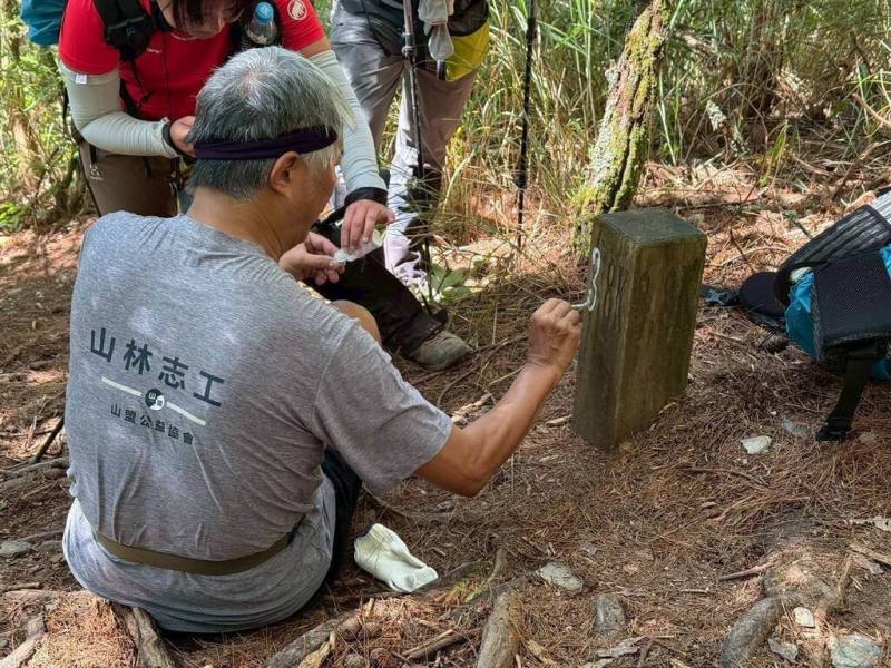 配合園區33週年慶，雪霸國家公園管理處舉辦「114年度雪霸登山公益日」活動，結合9個認養團體辦理園區8條步道淨山、山屋巡檢、設施維護等工作。（雪霸國家公園管理處提供）