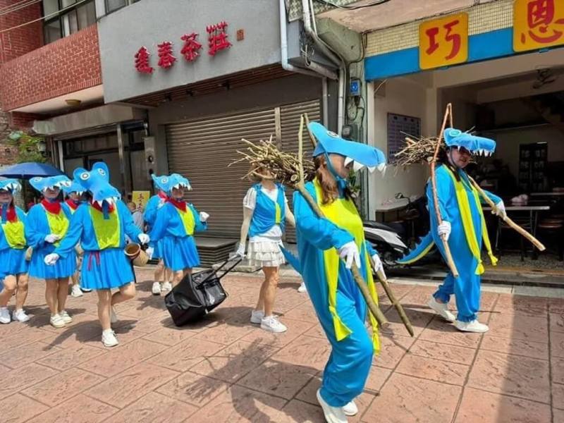 新北市政府表示，暑假到來，市內各大商圈輪番推出活動吸客，在石碇商圈有「石碇鱷魚節」，2025年以「鱷魚散步中．淡碇戀愛祭」為主題，於7月推出淡碇文創市集、鱷魚變裝踩街盛會與淡碇文化小旅行。（新北市經發局提供）