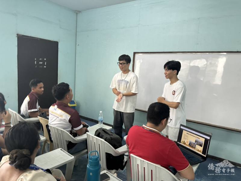 國立暨南國際大學學生在納卯東南亞基督教學院課堂上教授初級華語，學生們專注聆聽