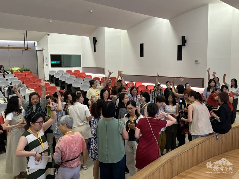 參加工作坊的老師於始業式後進行破冰遊戲，藉此認識來自世界各地的華語教學工作者