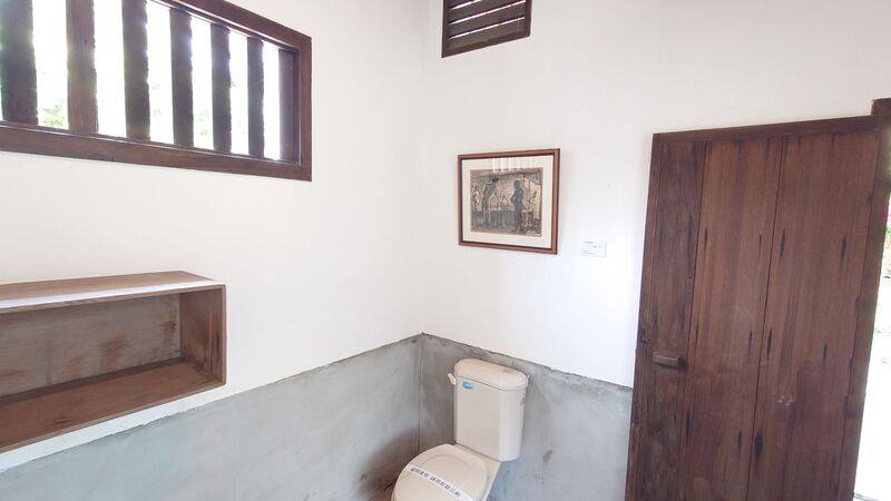 已故畫家洪瑞麟18幅礦工系列作品2日起於嘉義縣新港鄉培桂堂展出。圖為在浴廁的展件「工作後浴場」