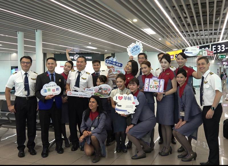 華航「台北－羅馬」航線2日歡慶30週年，華航空服員與機組人員拿著「義起同遊」等小手牌趣味合影，吸引許多候機旅客拍照