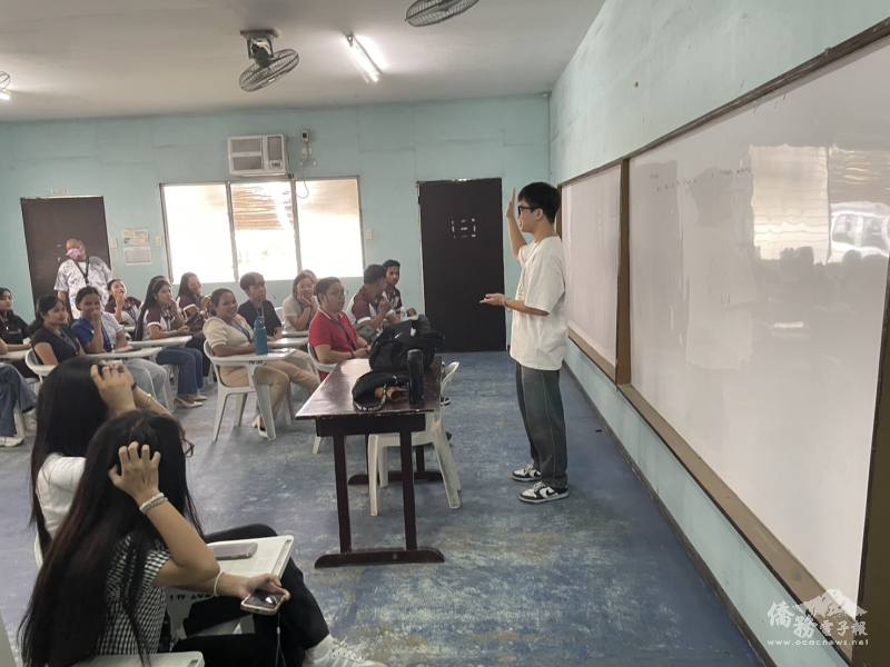 志工結合臺灣文化元素，帶領學生進行華語會話練習，推廣正體字華語教育